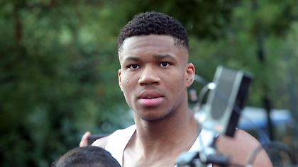 Τσίπρας για Αντετοκούνμπο: «Συνέχισε να σκορπίζεις χαρά στην οικογένεια και την πατρίδα σου»