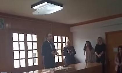 Απίστευτο: Η στιγμή που λάμπα πέφτει στο κεφάλι του δημάρχου Ιωαννίνων