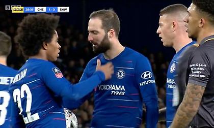 Επίδειξη ομαδικού πνεύματος από Γουίλιαν και Ιγκουαΐν (video)