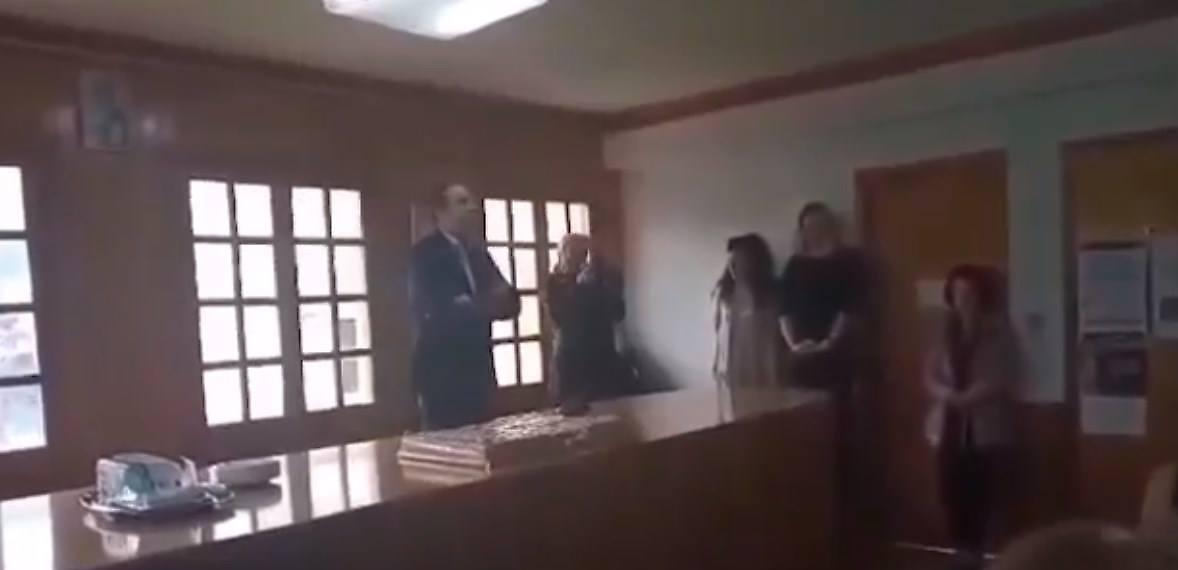 Viral: Video – διασκευή με τον Δήμαρχο που έπεσε το φωτιστικό στο κεφάλι του «τα σπάει»