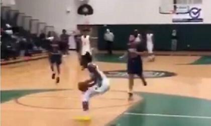 Απίστευτο κάρφωμα από 18χρονο! (videos)