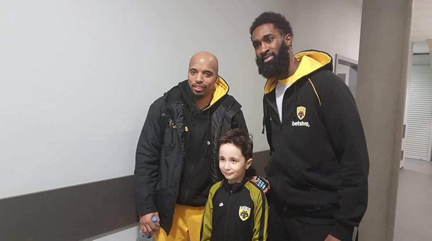 Ο μικρός Οδυσσέας είδε την ΑΕΚ για πρώτη φορά στη Λιθουανία (pics)