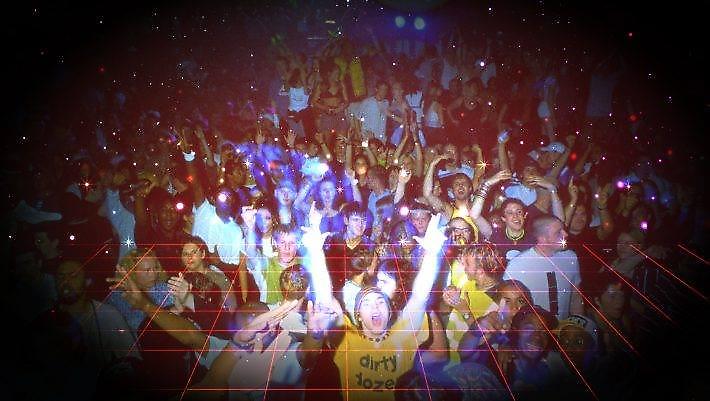 3.000 άτομα κάθε βράδυ: Το πρωτοπόρο club των ’90s που έγινε ο ναός της νεολαίας (Pics)