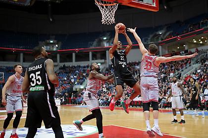 Νίκησε και κράτησε στην πρίζα την ΑΕΚ η Χάποελ