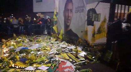 Προσευχήθηκαν έξω από το γήπεδο για τον Σάλα οι οπαδοί της Ναντ (vid)