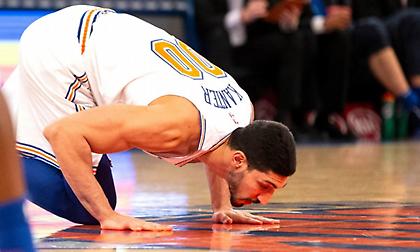 Ο Καντέρ φίλησε το σήμα των Νικς στο κέντρο του γηπέδου! (video)