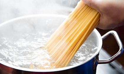 Γιατί το νερό από τα μακαρόνια είναι ιδανικό για ποδόλουτρο;