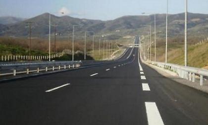 Viral: Αγοράκι τρέχει μέσα στην εθνική οδό και προκαλεί πανικό