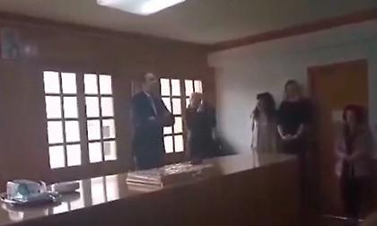 Viral: Video-διασκευή με τον Δήμαρχο, που έπεσε το φωτιστικό στο κεφάλι του, «τα σπάει»