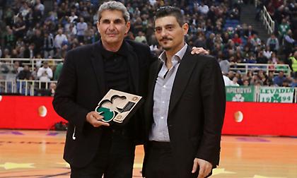 Γιαννακόπουλος: «Σήμερα βράβευσα τον παιδικό μου ήρωα»