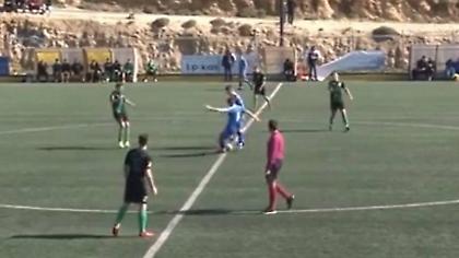 Γκολ από το κέντρο σε αγώνα Κ19 της Football League