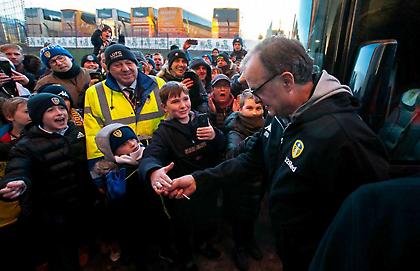 Ο Μπιέλσα μοίρασε γλειφιτζούρια σε πιτσιρίκια (video)