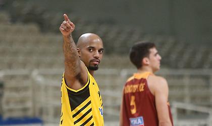 Αγανακτισμένος με ρατσιστικό μήνυμα ο Θίοντορ (pic)