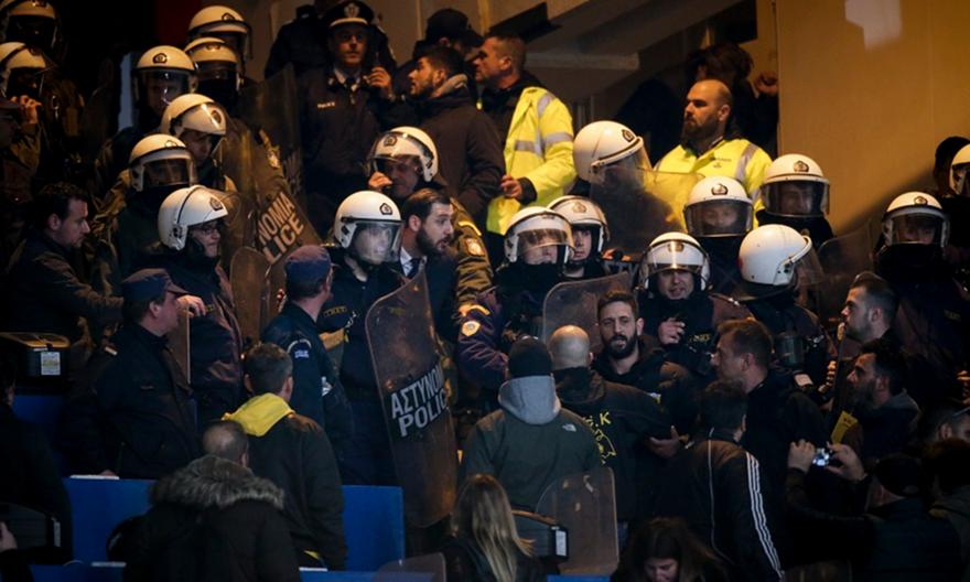 Ένταση με δακρυγόνα έξω από το πέταλο των οργανωμένων της ΑΕΚ