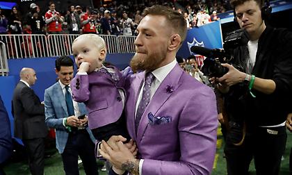 ΜακΓκρέγκορ και υιός ομοιόμορφα ντυμένοι στο Super Bowl (pics)