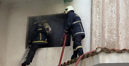 Θεσσαλονίκη: Πυροσβέστες απεγκλώβισαν ηλικιωμένο από φλεγόμενο διαμέρισμα