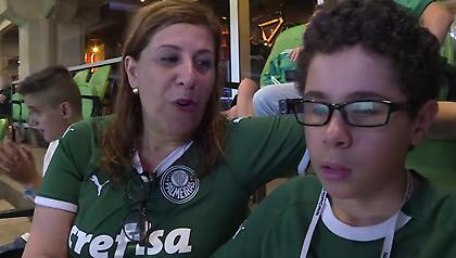 Μητέρα περιγράφει το ματς στον τυφλό γιο της (video)