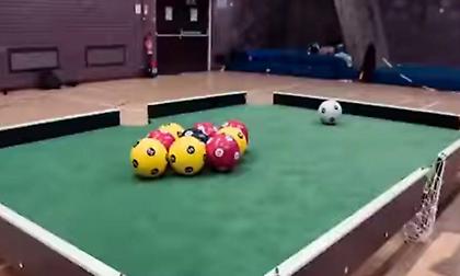 Viral: Μπιλιάρδο ή ποδόσφαιρο; Και τα δύο μαζί