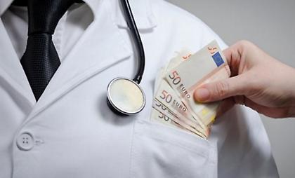 Ελεύθερος ο χειρουργός που κατηγορείται ότι ζήτησε φακελάκι από καρκινοπαθή