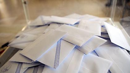 «Ολοταχώς» για εκλογές: Το υπουργείο Εσωτερικών αγοράζει φακέλους, ψηφοδέλτια και... παραβάν