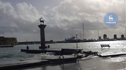 Οι θυελλώδεις άνεμοι «σήκωσαν» τη Ρόδο (pics)