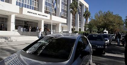 Ποινές φυλάκισης με αναστολή σε Γιοσάκη και Μαντούβαλο για «παραδικαστικό»