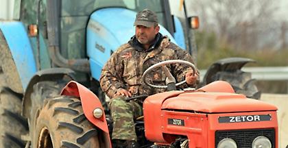 Κλιμακώνουν οι αγρότες με αποκλεισμό της εθνική οδού στα Τέμπη