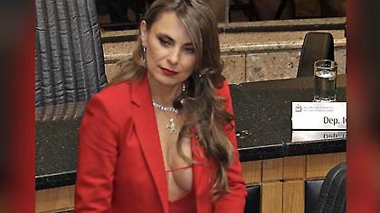 Χαμός στη Βραζιλία με... αβυσσαλέο ντεκολτέ πολιτικού σε ορκωμοσία-«Πάντα είχα μεγάλο στήθος» απαντά