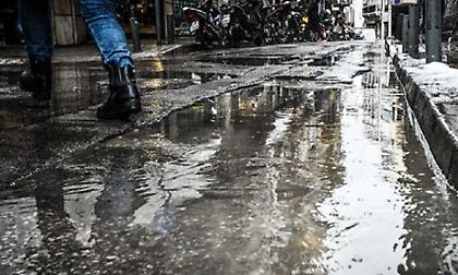 Υποχωρεί η κακοκαιρία: Στην Εύβοια η περισσότερη βροχή - Η νύχτα μέρα από αστραπές στο νότιο Αιγαίο