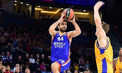 Φουλ για τετράδα η Εφές με «καυτό» Σιμόν