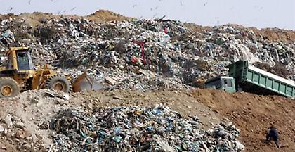 Ουρές χιλιομέτρων από τα απορριμματοφόρα έξω από τον ΧΥΤΑ Φυλής