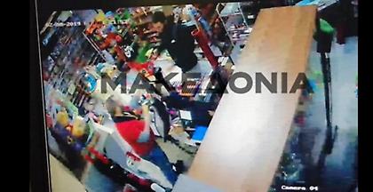 Ληστής και τζέντλεμαν σε ψιλικατζίδικο στον Εύοσμο: Χειραψία στο θύμα (video)