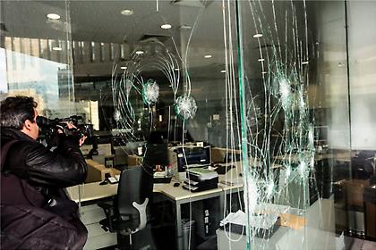 Επίθεση με σφυριά στο κτίριο της Εθνικής Ασφαλιστικής στη λεωφόρο Συγγρού