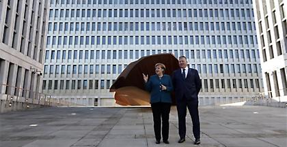 Η Μέρκελ διαψεύδει τον Τραμπ: Δεν έχουμε νικήσει το ISIS