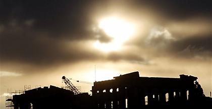 Για προκλήσεις προειδοποιεί την Ελλάδα η Fitch, παρά το σταθερό BB-