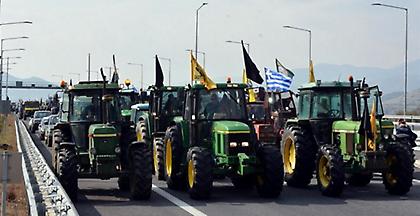 Αποχωρούν τα τρακτέρ των αγροτών από τα Τέμπη