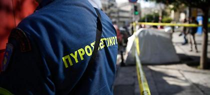 Θεσσαλονίκη: Εβαλαν φωτιά σε 2 αυτοκίνητα, σε πυλωτή πολυκατοικίας