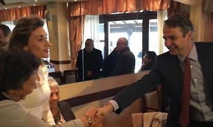 Η βόλτα του Κυριάκου Μητσοτάκη στα Σιάτιστα Κοζάνης -«Δυνατό το τσίπουρο...» (pics/video)