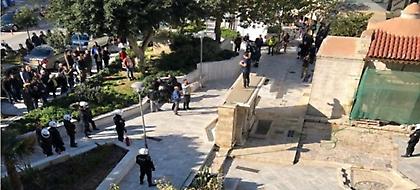 Ηράκλειο: Ανδρας απειλεί να αυτοπυρποληθεί μπροστά στα παιδιά του (pics)