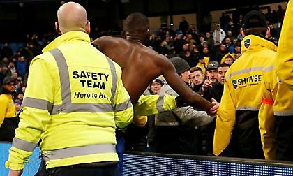 Οπαδός της Τσέλσι πέταξε στο χορτάρι του «Έτιχαντ» το διαρκείας του