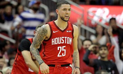 «Πέσιμο» του Ρίβερς σε οπαδό που του είπε για τον πατέρα του και μετά έκανε το… παγώνι! (video)