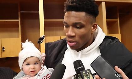 Ο Αντετοκούνμπο έκανε δηλώσεις με ένα μωρό στην αγκαλιά (video)