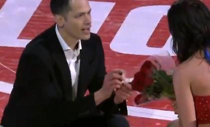 Χορευτική πρόταση γάμου σε τσιρλίντερ στο ΝΒΑ (video)