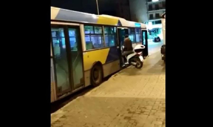 «Θεούλης» μπήκε σε λεωφορείο του ΟΑΣΑ με το μηχανάκι (vid)