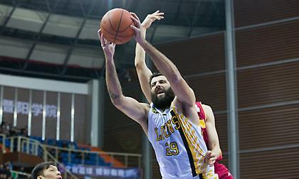 «Καυτός» Ντένμον… γονάτισε τον Μπουρούση!