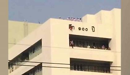 Κοριτσάκι πέφτει από ταράτσα και σώζεται χάρη στο φόρεμά της (vid)