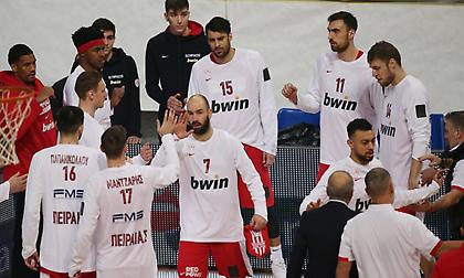 Υποδοχή για αποθέωση της αποστολής του Ολυμπιακού από τον κόσμο στο ΣΕΦ