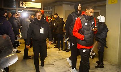 Αποθέωση για τους παίκτες του Ολυμπιακού στο ΣΕΦ και πλήρης στήριξη! (pics)