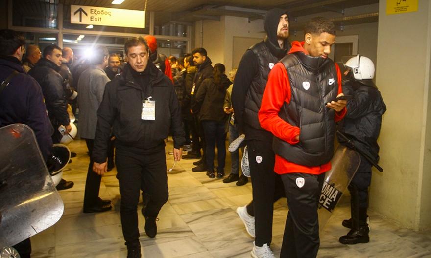 Αποθέωση για τους παίκτες του Ολυμπιακού στο ΣΕΦ και πλήρης στήριξη! (pics)