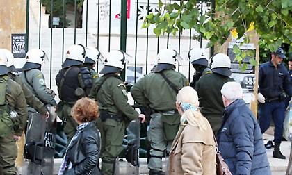 Καταδρομική επίθεση κουκουλοφόρων κατά αστυνομικών στην ΑΣΟΕΕ